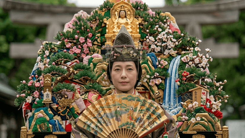 Participant in authentic Heian-period court attire during the Sanno Matsuri Honmatsuri procession.