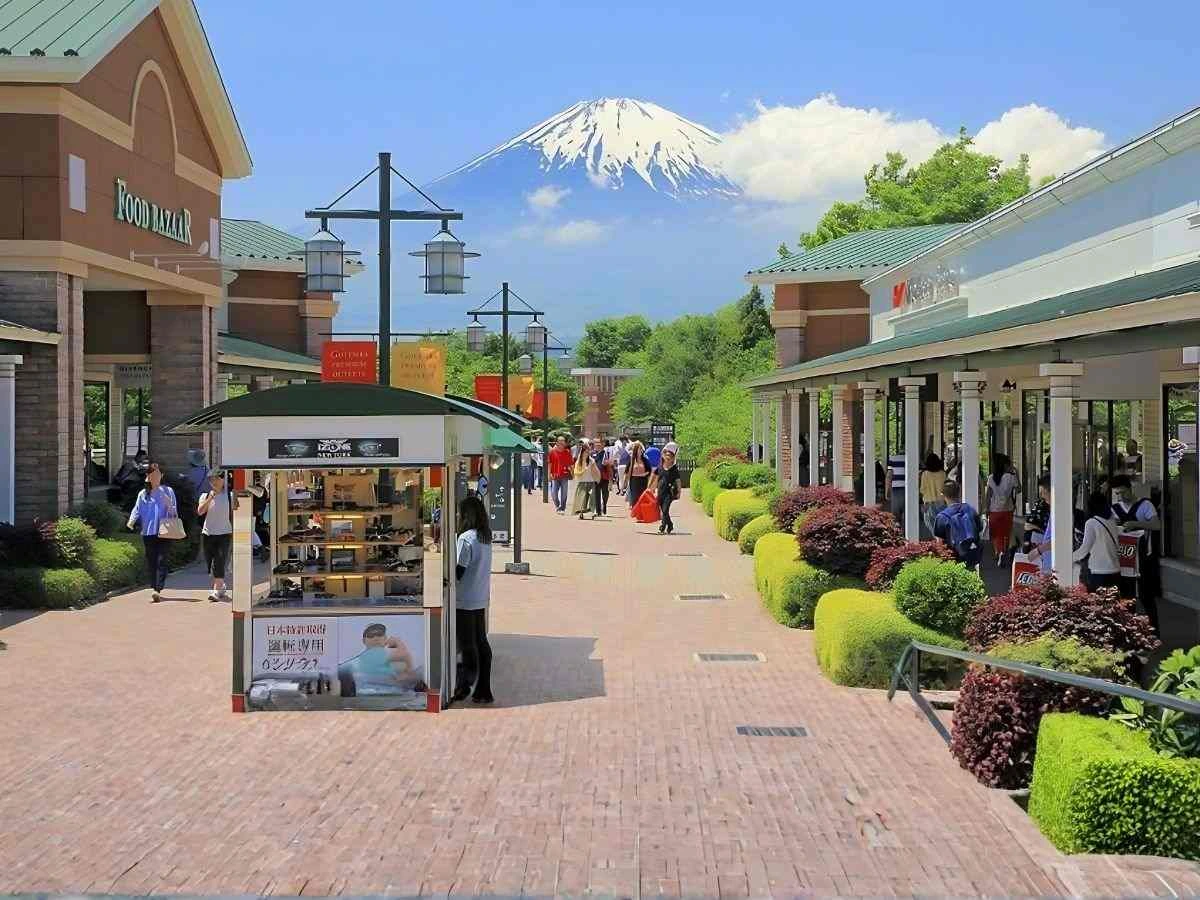 gotemba premium outlets shopping street mount fuji view