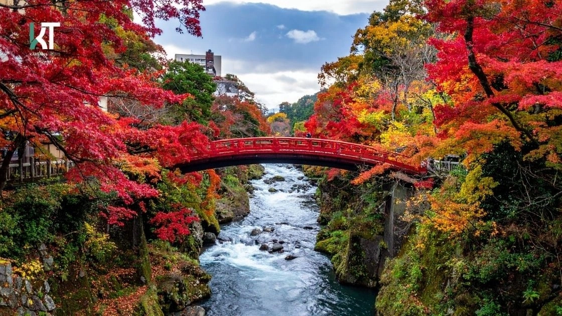 https://www.karvaantours.com/images/nikko-river/shinkyo-bridge-autumn-foliage.webp